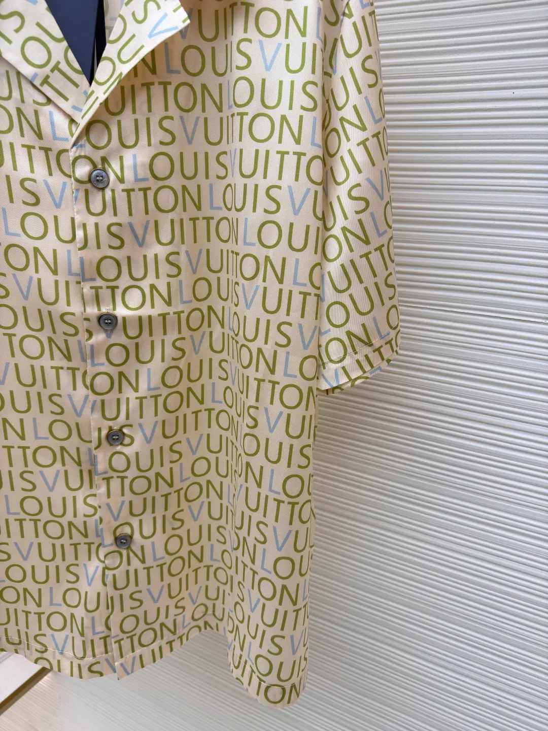 LOUIS VUITTON full-print letter short-sleeved shirt ●Item number: 1682512-A50 ●Material: cotton fabric ●Technology: printing production ●Color: apricot ●Version: fitted version ●Weight: about 180 grams ●Size: S-M-L-XL ●Description: Made of high-thread-count pure cotton poplin fabric. The fabric is treated with pre-washing water and feels smooth and breathable. It has good drape and stiffness, and is not easy to wrinkle and deform. The brand letter pattern printed all over the body of the garment is produced using digital direct printing technology. The color reproduction is high and the pattern is delicate. It is not easy to fade and smudge after high-temperature fixation treatment. The letters are neatly arranged to highlight the brand recognition. The shirt is designed with a Cuban collar, the neckline is smooth and natural, and the buttons at the placket are made of custom mother-of-pearl buttons, which have a warm and shiny texture. The overall cut is a loose silhouette, the shoulder joints are flat-stitched, the stitching is straight and fine, the cuffs are short-sleeved cuffs, and the details are exquisite. The customized accessories and three labels are complete, making it easily suitable for casual vacations and daily outings. The overall wiring is straight and delicate, the fabric is comfortable and soft, and the color is consistent without color difference. It can be matched with the same style to create a fashionable look and control various occasions. Customized accessories, complete with three standards, same style for men and women!